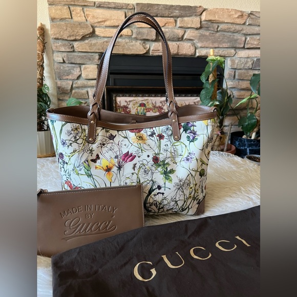 Gucci Handbags - EUC Like new GUCCI FLORA GARDEN TOTE